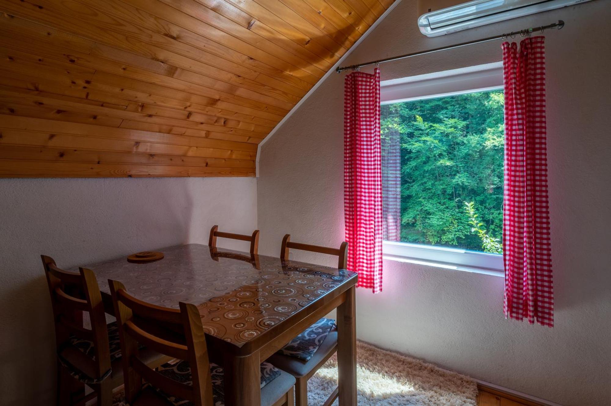 Domacinstvo Na Kraju Svijeta Guest House Sipovo Ngoại thất bức ảnh