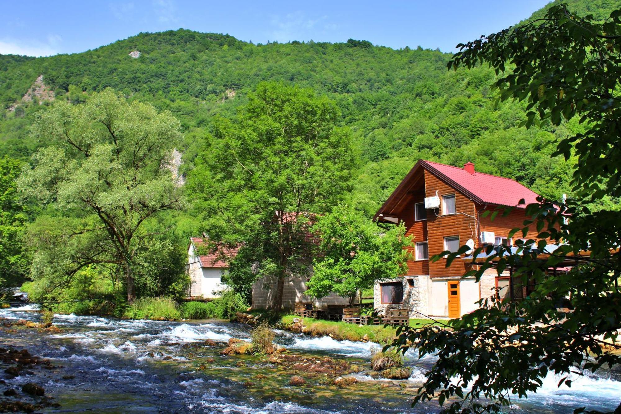 Domacinstvo Na Kraju Svijeta Guest House Sipovo Ngoại thất bức ảnh