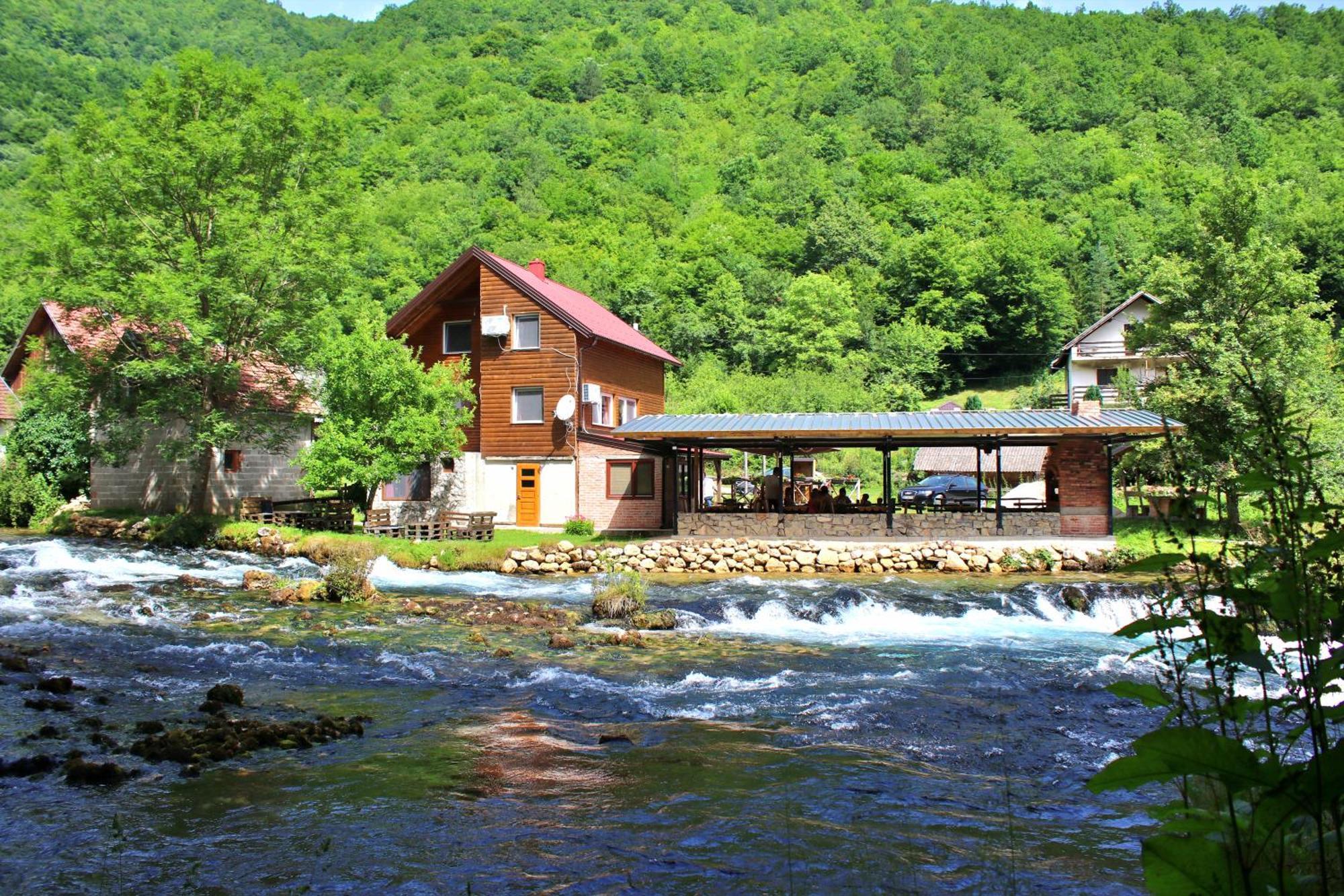 Domacinstvo Na Kraju Svijeta Guest House Sipovo Ngoại thất bức ảnh